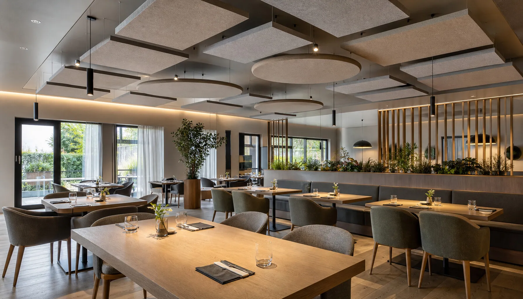 Gastronomieraum mit akustisch wirksamer Decke aus Holzlamellen und warmer Beleuchtung.