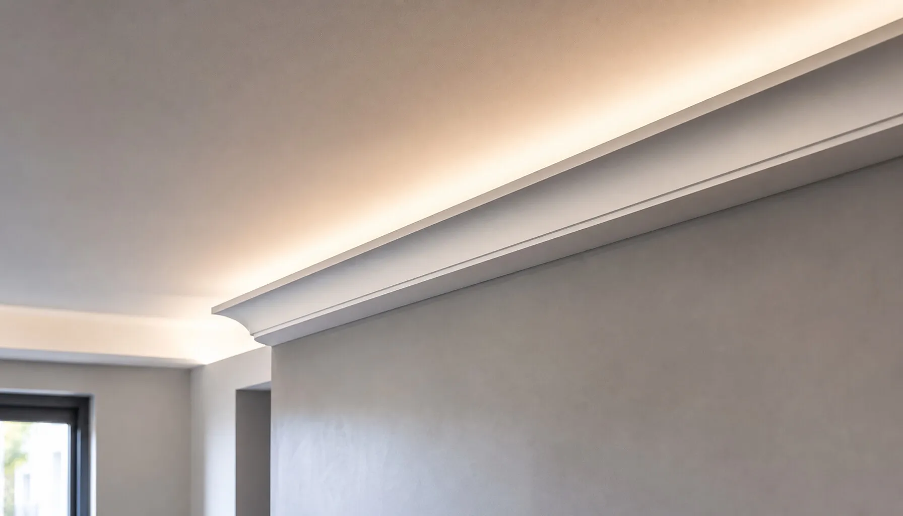 Moderne Lichtvoute mit profilierter Gipskante und indirektem Licht.